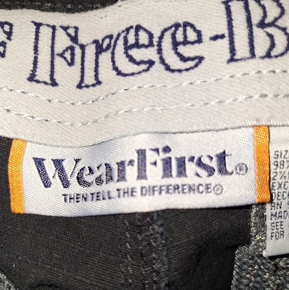 A pair of Wear First mens cargo shorts in a size 34. Pre-loved in good condition - Picture 3 of 7